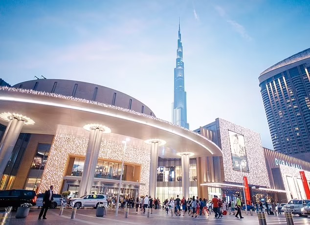 Dubai Mall còn nằm cạnh tòa nhà cao nhất thế giới, Burj Khalifa, cao 828m, gồm 163 tầng và trị giá 20 tỷ USD.