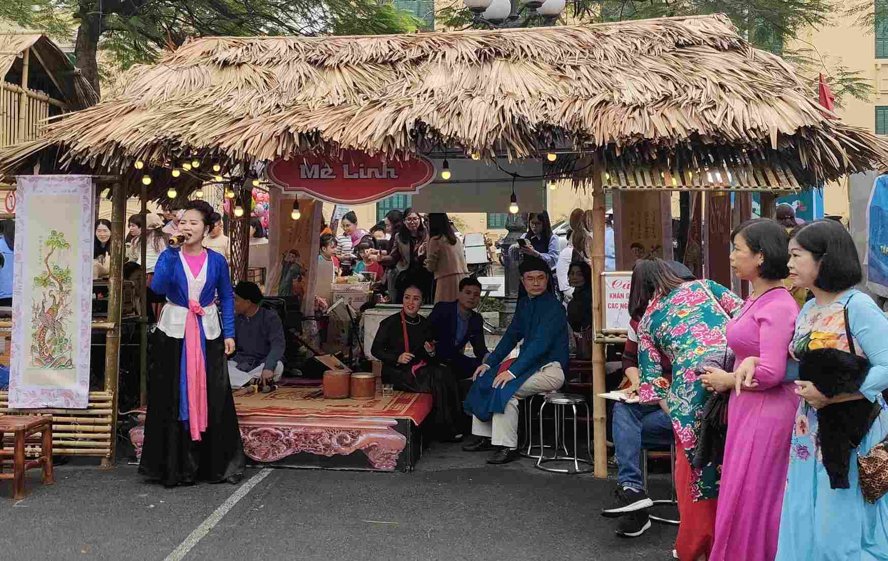 Các hoạt động văn nghệ dân gian tại chợ góp phần thu hút đông đảo nhân dân, du khách đến tham quan. 