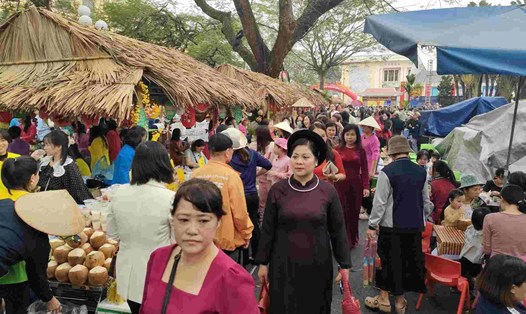 Đông đảo du khách về dự lễ hội truyền thống nữ tướng Lê Chân tại Hải Phòng. Ảnh: Mai Dung