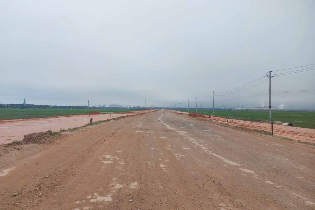 Dự án đường nối từ Quốc lộ 12C đến Khu liên hợp gang thép Formosa Hà Tĩnh có chiều rộng đến 60m. Ảnh: Trần Tuấn.