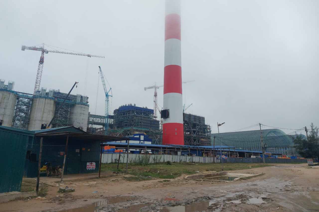Nhà máy Nhiệt điện Vũng Áng 2 đang thi công ở giai đoạn sắp hoàn thành. Ảnh: Trần Tuấn. 