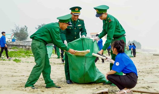 Đoàn viên thanh niên tham ra dọn vệ sinh tại khu vực bãi biển Lăng Cô, huyện Phú Lộc. Ảnh: Võ Tiến.