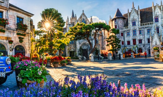 Ngôi làng tại Bà Nà Hills được báo Anh ca ngợi bởi vẻ đẹp văn hoá châu Âu đậm nét. Ảnh: H. Hà