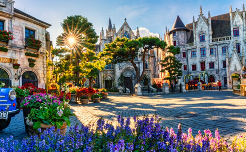 Ngôi làng tại Bà Nà Hills được báo Anh ca ngợi bởi vẻ đẹp văn hoá châu Âu đậm nét. Ảnh: H. Hà