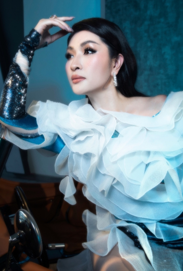 ca sĩ Nguyễn Hồng Nhung trong album “Ký ức thanh xuân“. Ảnh: NVCC