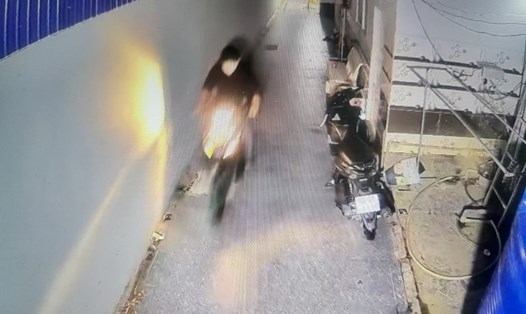 Đối tượng trộm xe máy. Ảnh chụp từ camera