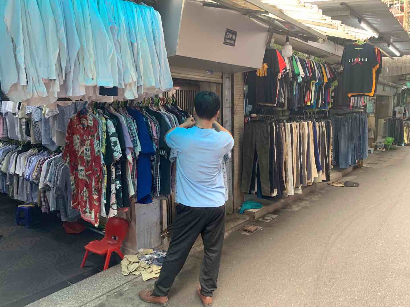 Nhiều cửa hàng quần áo tại chợ Đông Tác chỉ có lác đác khách hàng. Ảnh: Nhật Minh