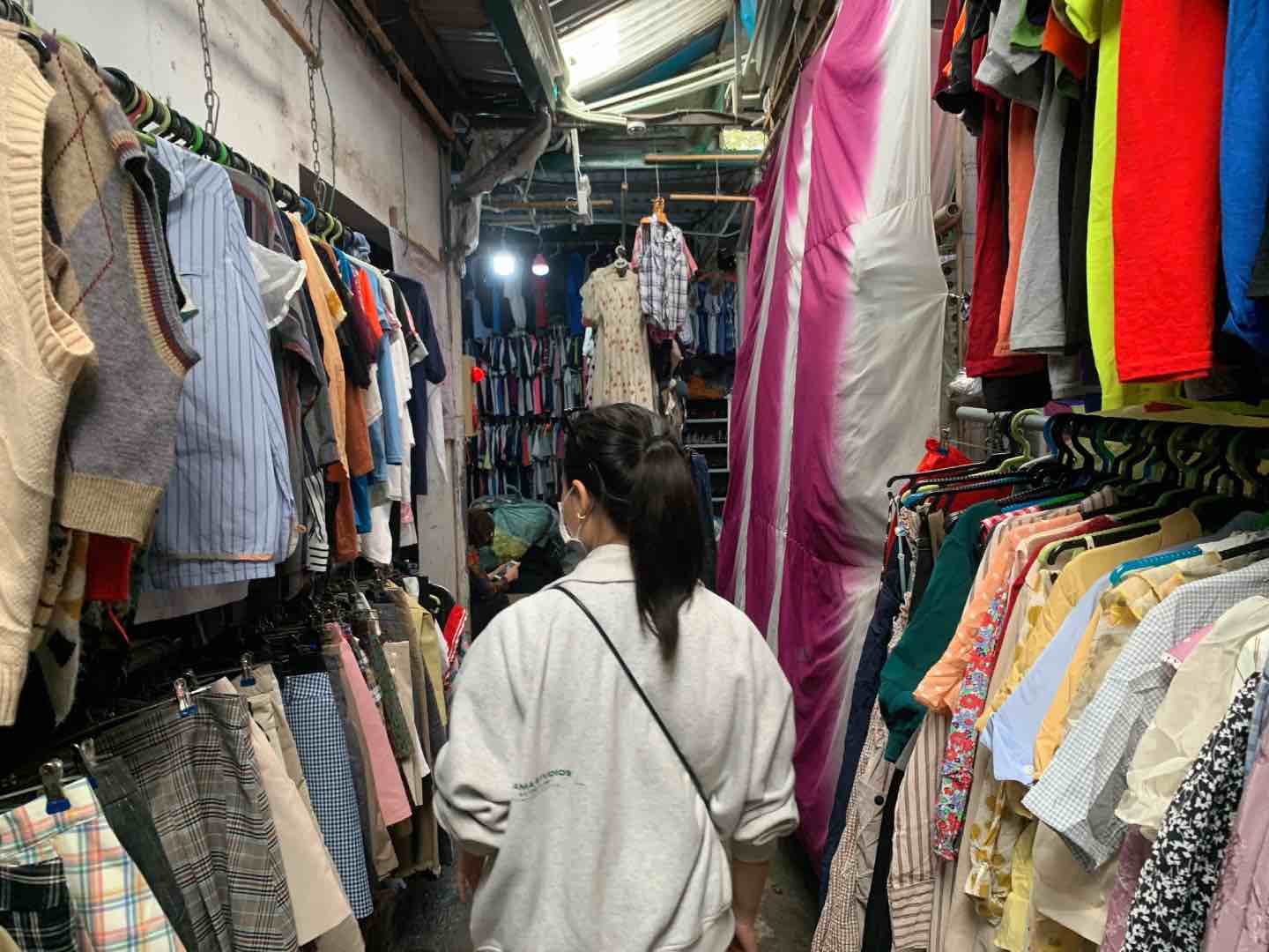 Người dân đi xem quần áo tại chợ đồ cũ Đặng Văn Ngữ (Đống Đa, Hà Nội). Ảnh: Nhật Minh