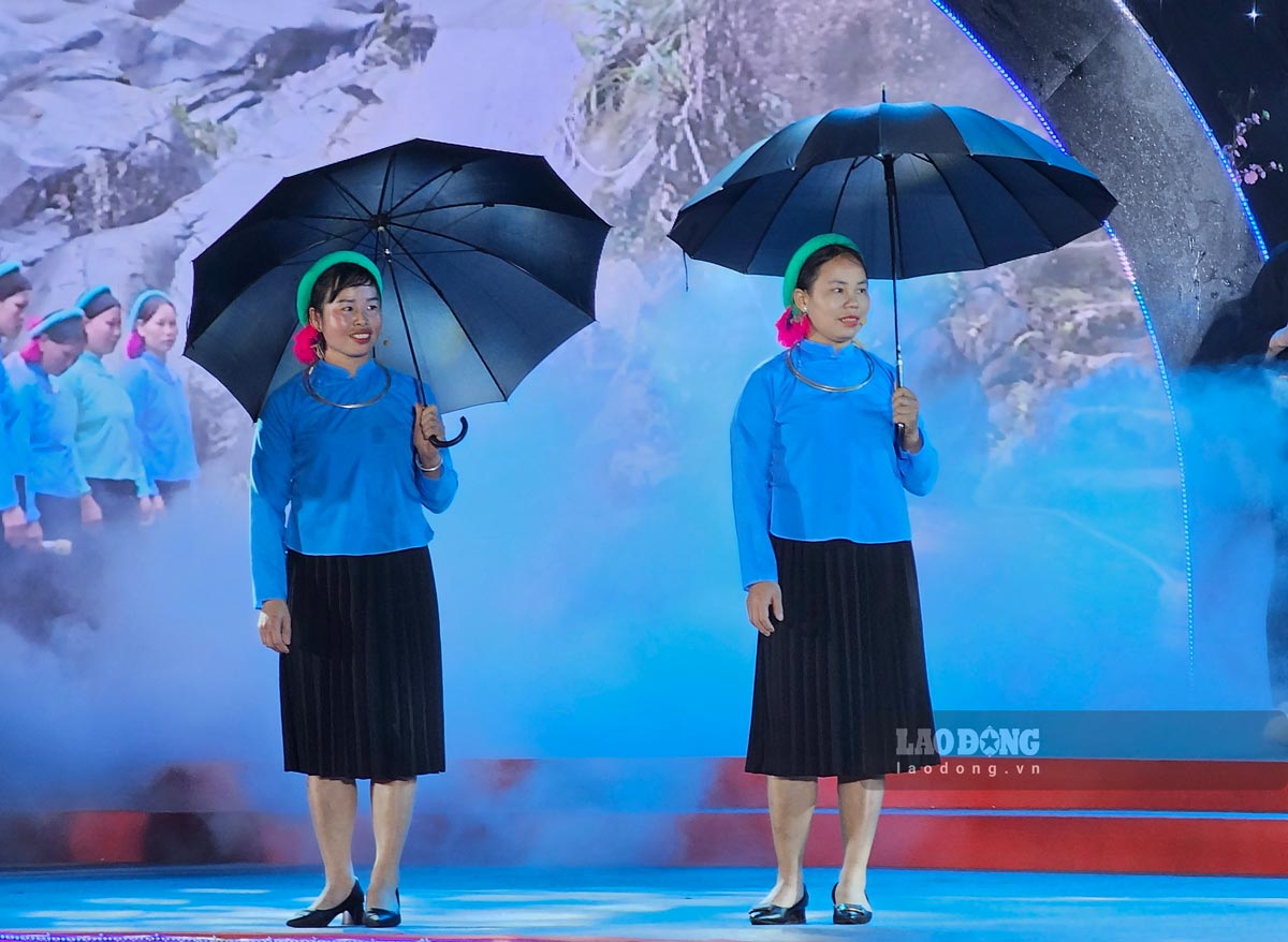 Hát Soóng Cọ tại Lễ Công bố nghệ thuật trình diễn dân gian hát Soóng Cọ người Sán Chỉ tỉnh Quảng Ninh là di sản văn hóa phi vật thể quốc gia. Ảnh: Đoàn Hưng
