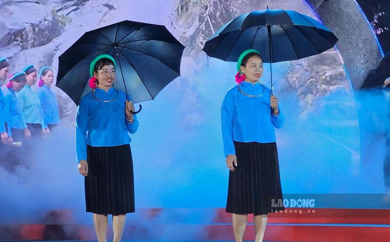 Hát Soóng Cọ tại Lễ Công bố nghệ thuật trình diễn dân gian hát Soóng Cọ người Sán Chỉ tỉnh Quảng Ninh là di sản văn hóa phi vật thể quốc gia. Ảnh: Đoàn Hưng