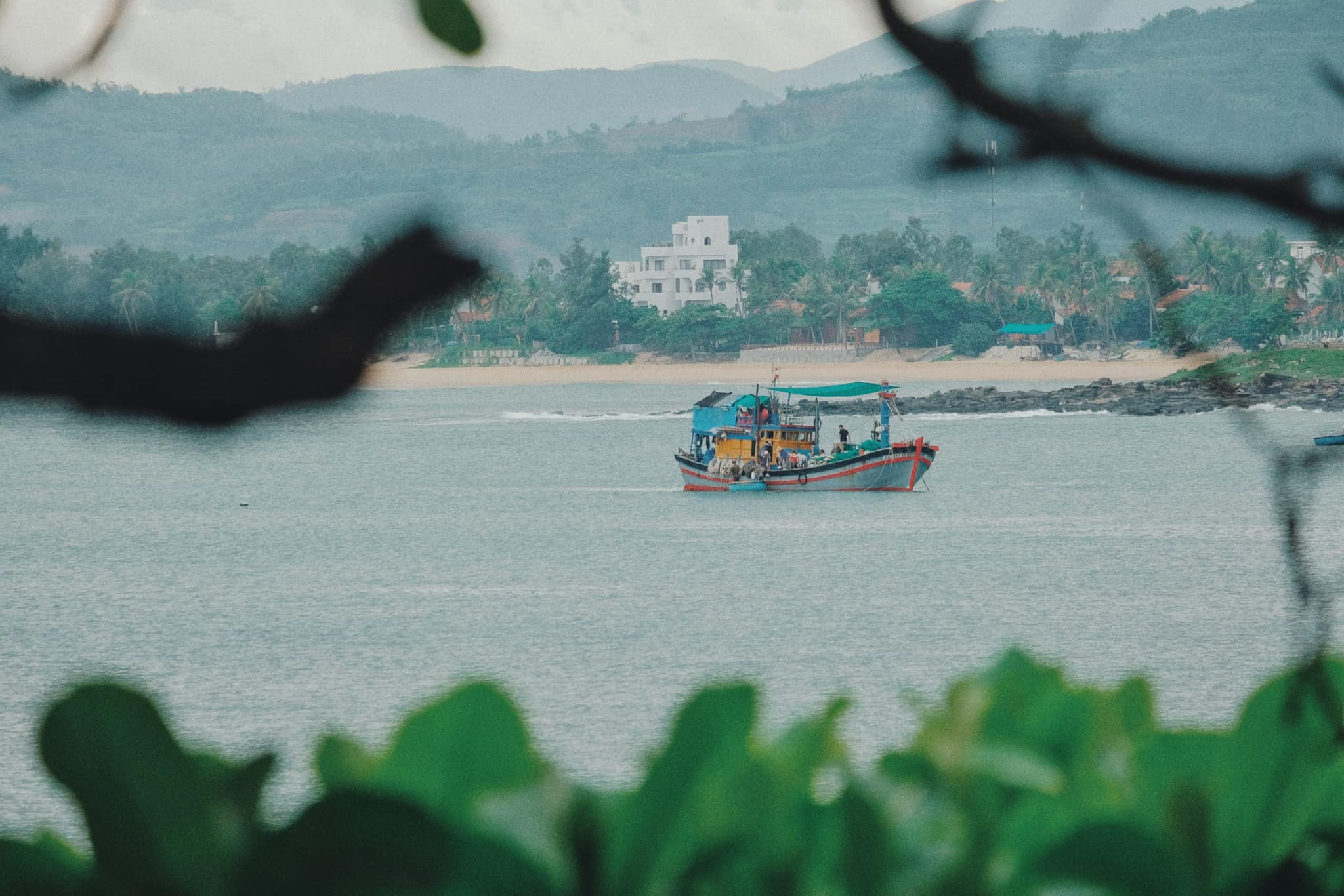 Bãi biển tại làng chài An Hải khá dốc nên du khách thường tới đây để ngắm cảnh, mua hải sản thay vì tắm biển. Nếu có ý định tắm biển, du khách không nên tắm quá xa bờ để đảm bảo an toàn.