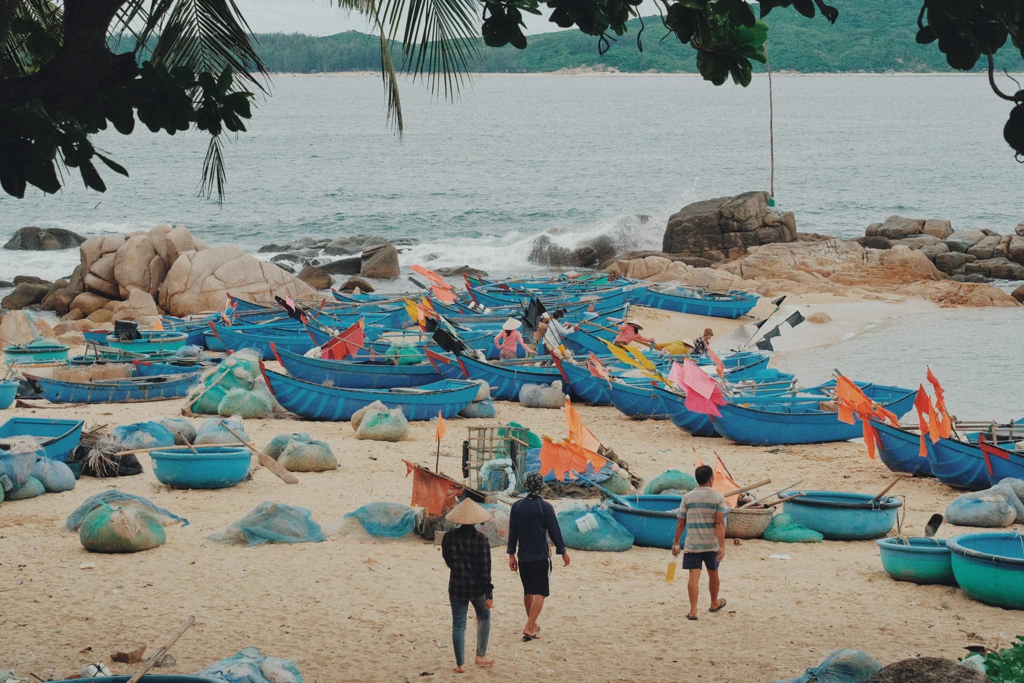 Bến cá của làng chài An Hải là nơi tập trung nhiều hải sản tươi sống vừa được đánh bắt về sau cả đêm dài. Du khách thường đến đây từ sáng sớm để mua được những mẻ hải sản tươi ngon nhất.