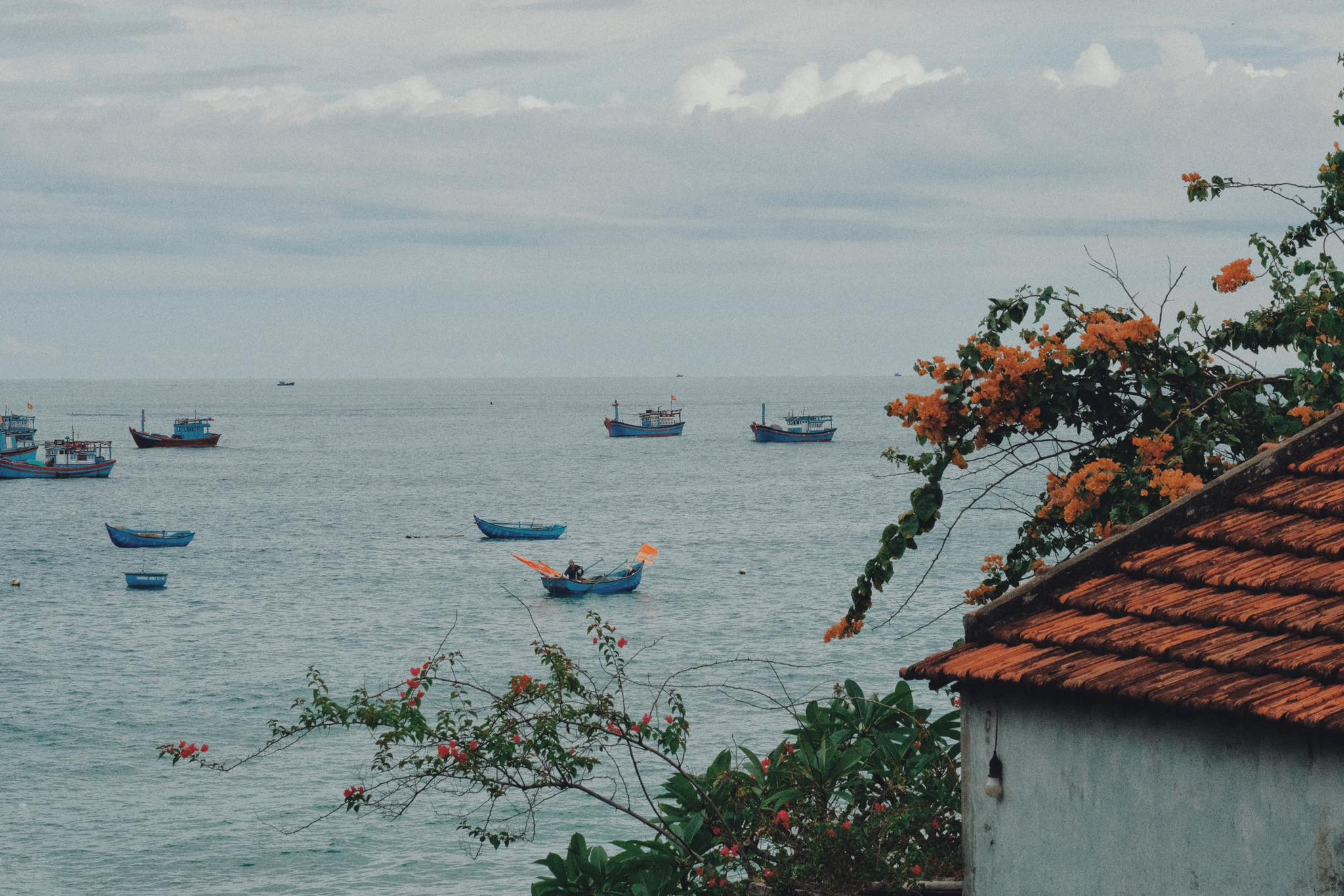 Làng chài An Hải tọa lạc tại thôn Phước Đồng, xã An Hải, huyện Tuy An, tỉnh Phú Yên. Đây là ngôi làng sở hữu vẻ đẹp trời ban, hoang sơ và mộc mạc. Thậm chí, làng chài An Hải được mệnh danh là “Làng chài Cha-Cha-Cha” ngoài đời thực.