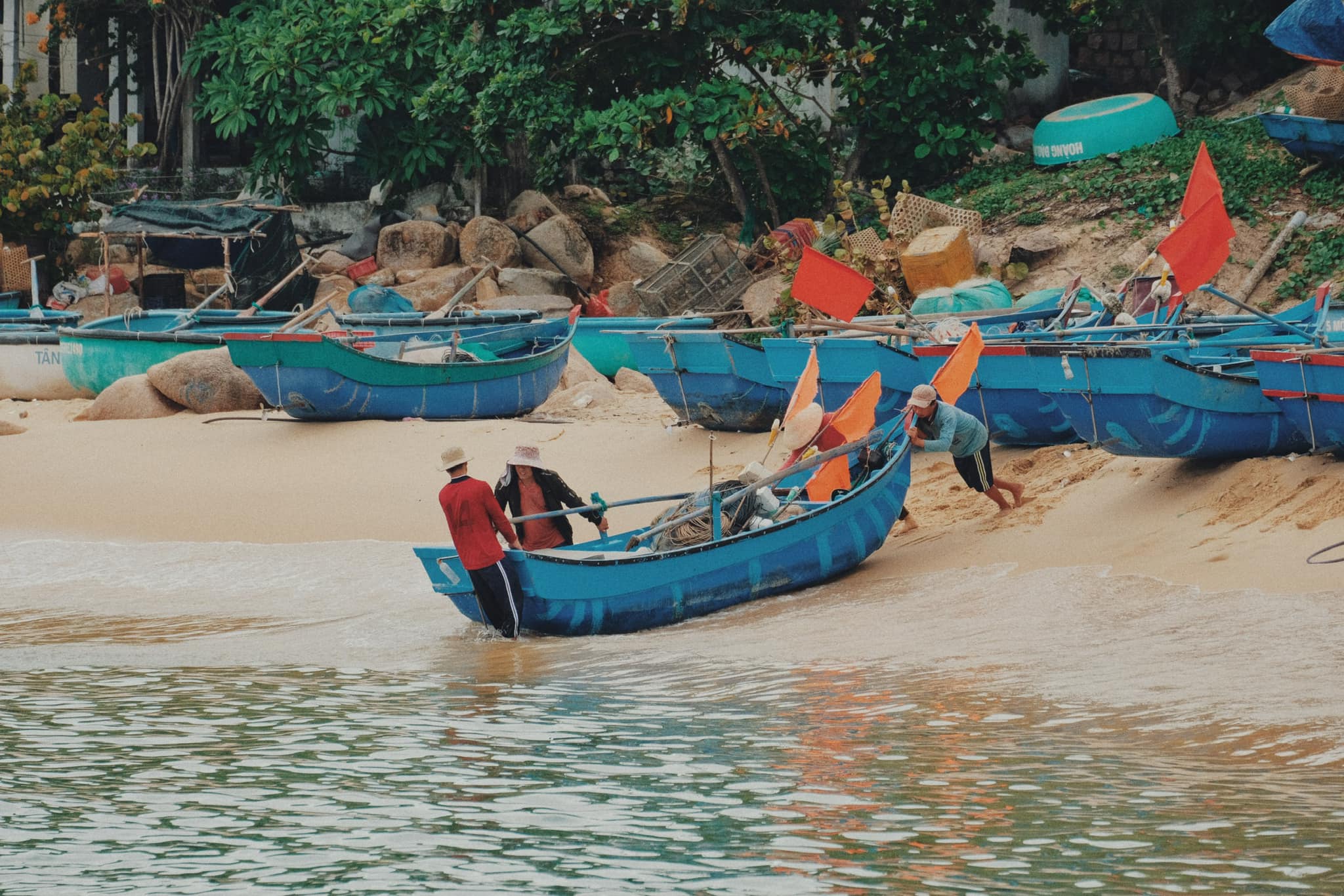 Hình ảnh tàu thuyền neo đậu tấp nập trên bãi cát vàng, dòng nước trong vắt, xanh biếc nhìn thấy được cả rong rêu và cá bơi bên dưới là điều vô cùng quen thuộc ở An Hải.