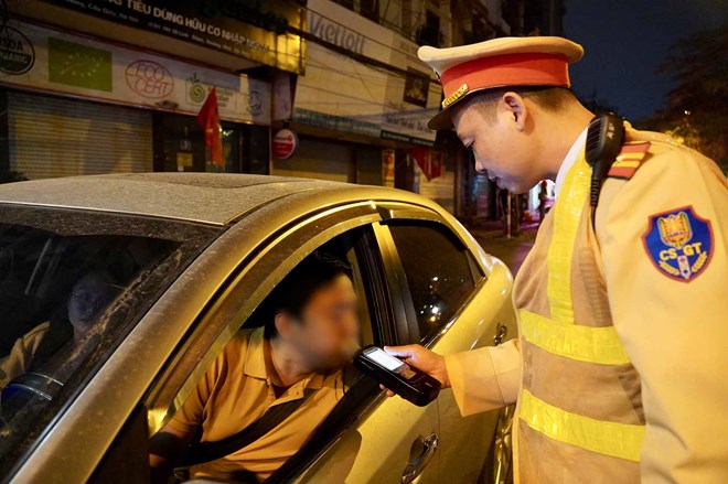 Đề nghị chọn phương án cấm tuyệt đối nồng độ cồn khi lái xe. Ảnh: Phạm Đông