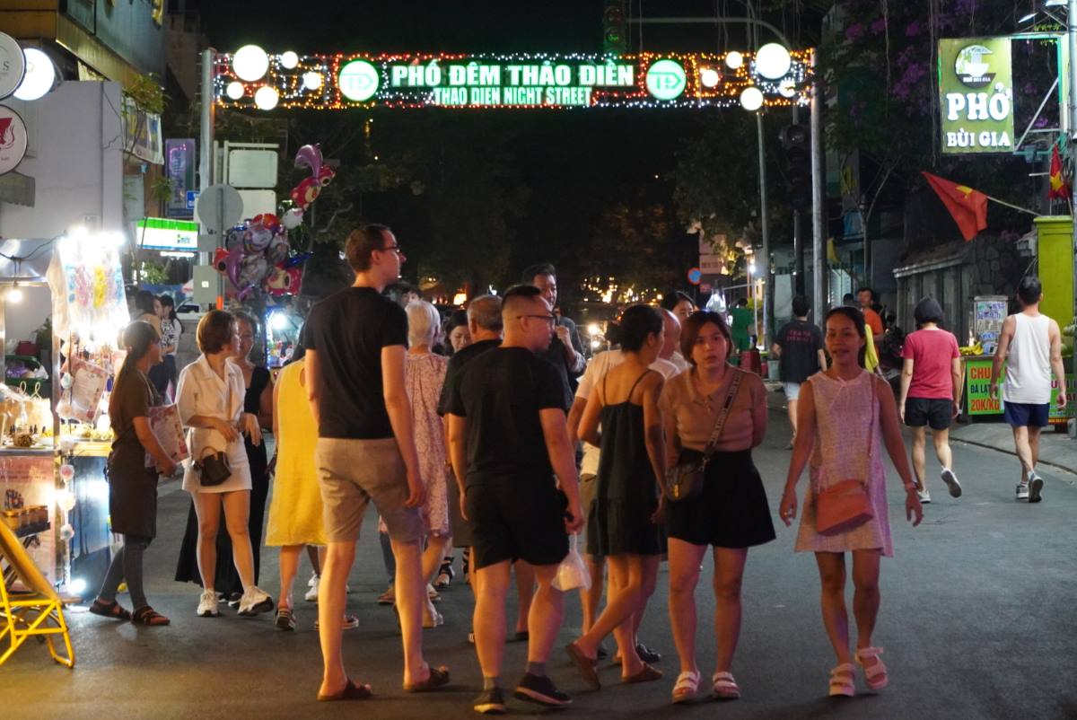 Phố đêm Thảo Điền được khai trương vào ngày 19.1, được tổ chức trên một phần đường Xuân Thủy tiếp giáp với đường Quốc Hương và đường Nguyễn Văn Hưởng. Khu phố đêm có chiều dài khoảng 465 m. 