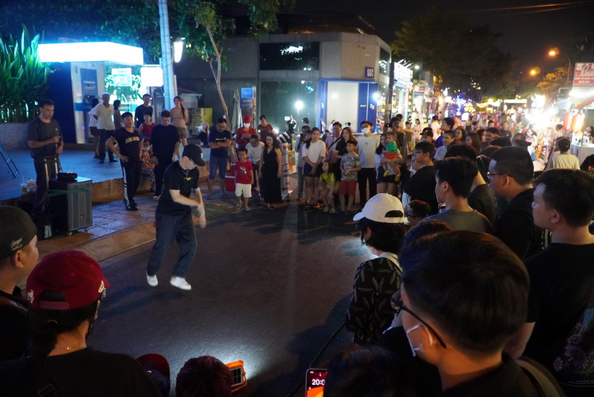 Hoạt động ca nhạc, văn nghệ trên phố đêm được đông đảo người dân quan tâm. 