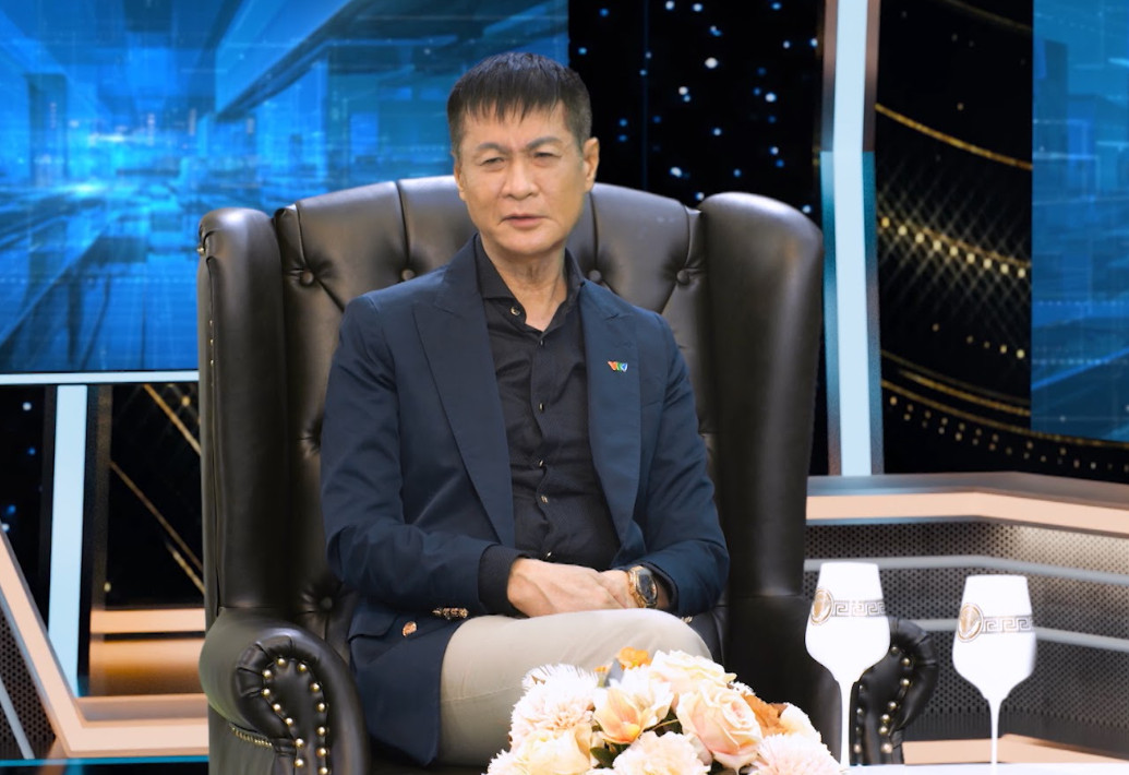 Đạo diễn Lê Hoàng chia sẻ quan điểm trong ” Kính đa chiều“. Ảnh: VTV