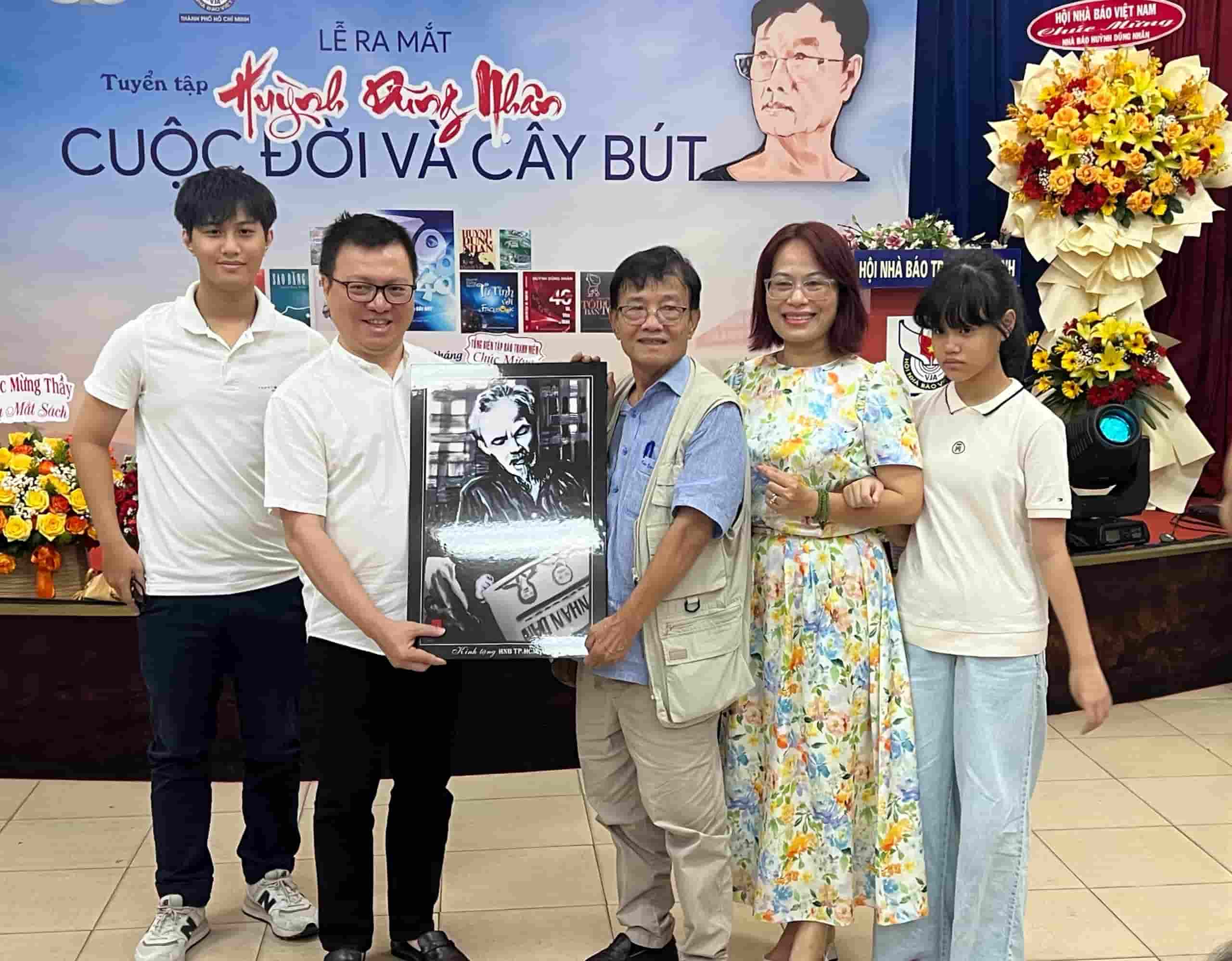 Gia đình nhà báo Huỳnh Dũng Nhân và Chủ tịch Hội Nhà báo Việt Nam Lê Quốc Minh (thứ hai từ trái qua). Ảnh: Diễm Quỳnh
