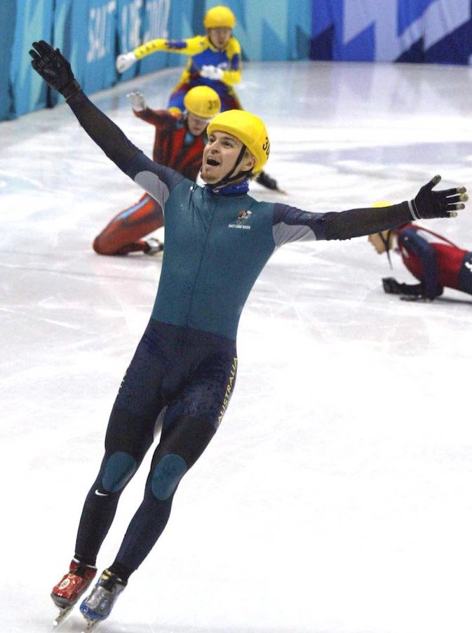 Steven Bradbury ăn mừng chiến thắng khi giành huy chương vàng tại Thế vận hội mùa đông Salt Lake vào ngày 16.2.2002. Ảnh: abc.net