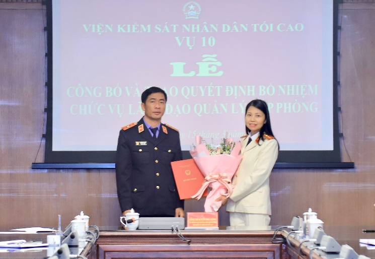 Bà Nguyễn Thị Việt Chung nhận quyết định bổ nhiệm. Ảnh: Viện KSND Tối cao