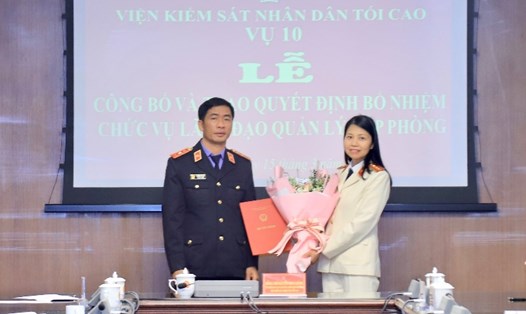 Bà Nguyễn Thị Việt Chung nhận quyết định bổ nhiệm. Ảnh: Viện KSND Tối cao
