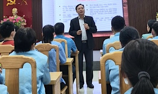 Công đoàn Các khu công nghiệp Thái Nguyên phối hợp với Ban Tuyên giáo Tổng LĐLĐVN tổ chức lớp tập huấn, giáo dục truyền thông về phòng, chống ma túy và phòng chống "tín dụng đen" cho công nhân. Ảnh: CĐKCNTN