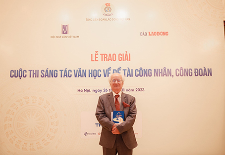 Tác giả Đặng Huỳnh Thái tại Lễ trao Giải cuộc thi "Sáng tác văn học về đề tài công nhân - công đoàn". Ảnh: Hải Nguyễn