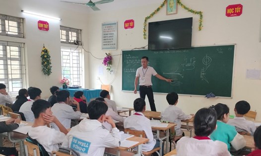 Không tuyển đủ chỉ tiêu giáo viên, nhiều giáo viên THPT ở Hòa Bình phải dạy thêm tiết hoặc được điều chuyển tăng cường đến trường khác. Ảnh: Minh Nguyễn
