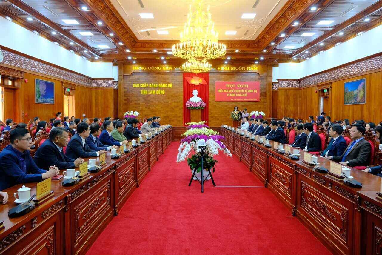 Lễ công bố quyết định của Bộ Chính trị về công tác cán bộ tại tỉnh Lâm Đồng. Ảnh: Võ Tùng