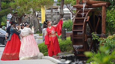 Đi dọc những con phố trong làng cổ Jeonju Hanok, khách du lịch dễ dàng thấy bóng dáng của trang phục truyền thống Hanbok.