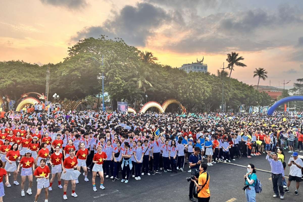 Đông đảo người dân tham gia khởi động vào lúc bình minh trước khi bắt đầu đi bộ leo núi ở Vũng Tàu. Ảnh: Phan Hạnh