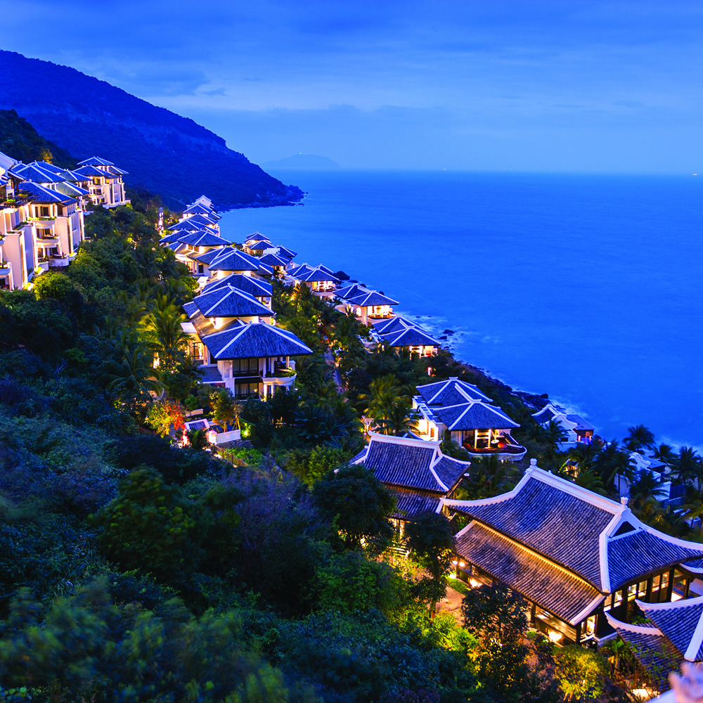 Ở hạng mục 10 khu nghỉ dưỡng tốt nhất Việt Nam 2024, InterContinental Đà Nẵng Sun Peninsula Resort là cái tên đầu tiên được nhắc đến. Nơi đây được miêu tả là khu nghỉ dưỡng đẳng cấp hoang sơ miền nhiệt đới, thiên đường nghỉ dưỡng riêng tư. Không còn gì tuyệt vời hơn khi được đắm mình vào làn nước trong xanh bên bờ cát vàng mịn, trải nghiệm những dịch vụ spa, chăm sóc sức khỏe, cảm nhận phong cách thiết kế độc đáo của khu nghỉ dưỡng kết hợp hoàn hảo giữa văn hóa Việt Nam truyền thống và lối kiến trúc đương đại.