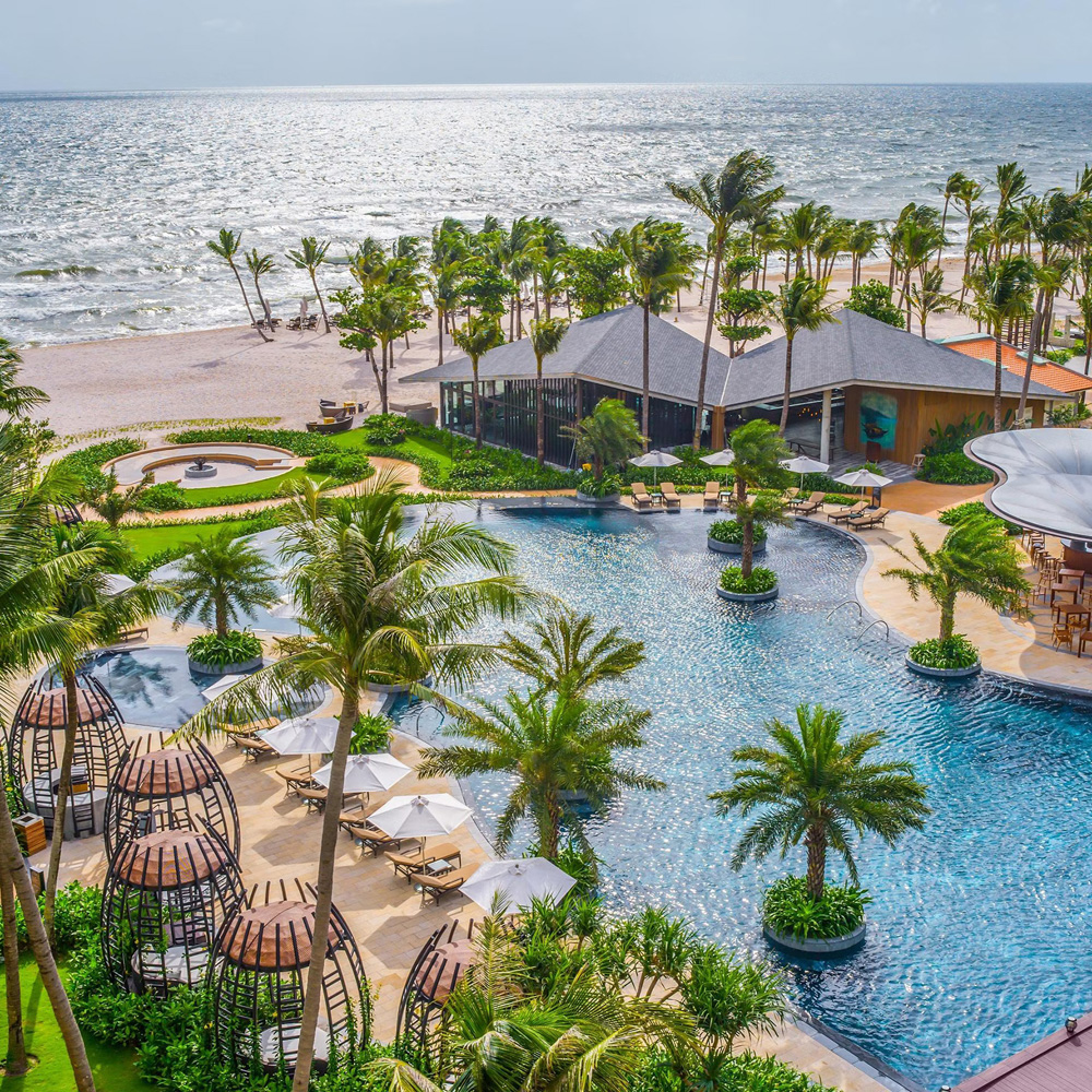 InterContinental Phu Quoc Long Beach Resort được được bao quanh bởi vườn cây xanh tươi tốt, núi đồi trập trùng và tầm nhìn ra biển mênh mông. Ngoài không gian sân vườn được thiết kế tỉ mỉ để đưa đến cho du khách cảnh quan xanh mát, InterContinental Phu Quoc Long Beach Resort cũng chú trọng đưa đến nhiều tiện ích đa dạng như câu lạc bộ cho trẻ em, lớp học nấu ăn, trung tâm thể hình,  lớp học Thái Cực Quyền, Yoga bên bờ biển, spa chăm sóc sức khỏe... 