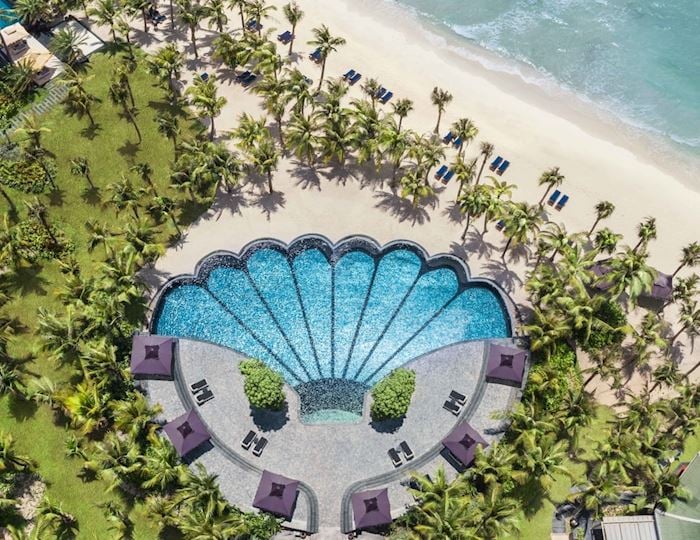 JW Marriott Phu Quoc Emerald Bay Resort & Spa là cái tên tiếp theo xuất hiện trong danh sách. Với lối kiến trúc độc đáo kết hợp hài hòa giữa phương Tây và phương Đông, khu nghỉ dưỡng đem đến đến cho du khách những trải nghiệm tuyệt vời nhất với chuỗi nhà hàng, quán bar đoạt nhiều giải thưởng Quốc tế, những phòng nghỉ mang màu sắc cổ điển nhưng vẫn trẻ trung và dịch vụ spa chăm sóc da hay với nhiều liệu trình cao cấp. Ảnh: JW Marriott Phu Quoc Emerald Bay Resort & Spa