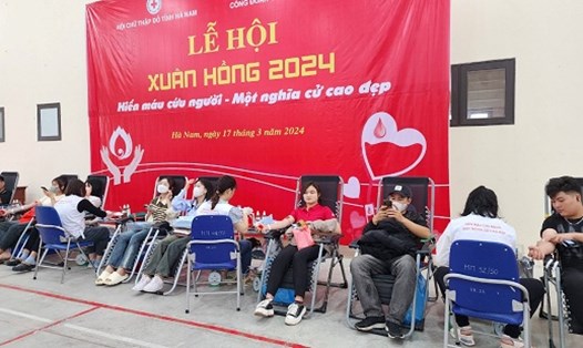 Công nhân lao động tại các KCN Hà Nam tham gia hiến máu tình nguyện sáng 17.3. Ảnh: Minh Hạnh 