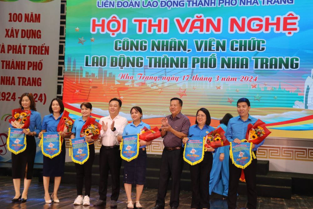 Lãnh đạo LĐLĐ Khánh Hòa, TP. Nha Trang tặng hoa lưu niệm cho đại diện 6 khối tham gia hội thi. Ảnh: Phương Linh