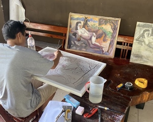 Họa sĩ Trần Trọng Đạt cùng các tác phẩm tại triển lãm "Đam mê". Ảnh: NVCC