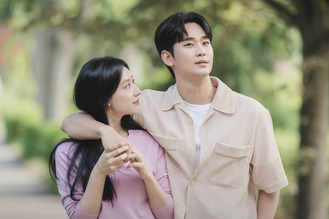 Kim Ji Won và Kim Soo Hyun trong "Nữ hoàng nước mắt". Ảnh: Nhà sản xuất