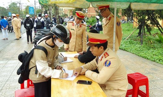 Lực lượng Cảnh sát giao thông Hà Nam đã kiểm tra, xử lý nhiều trường hợp học sinh vi phạm trật tự an toàn giao thông. Ảnh: Công an tỉnh Hà Nam 