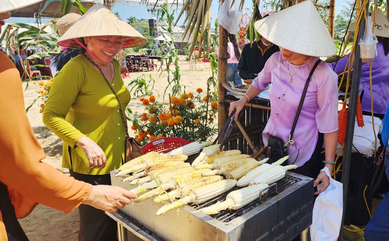 Món bắp nướng thơm lừng tại ngày hội bắp Hội An. Ảnh: Thùy Trang