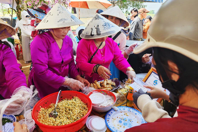 Nhiều món ăn được chế biến từ bắp được trình diễn, mời du khách thưởng thức tại ngày hội. Ảnh: Thùy Trang