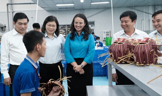 Chủ tịch LĐLĐ TP Cần Thơ Lê Thị Sương Mai thăm hỏi công nhân Công ty TNHH Quốc tế Tri-Việt. Ảnh: Mỹ Ly