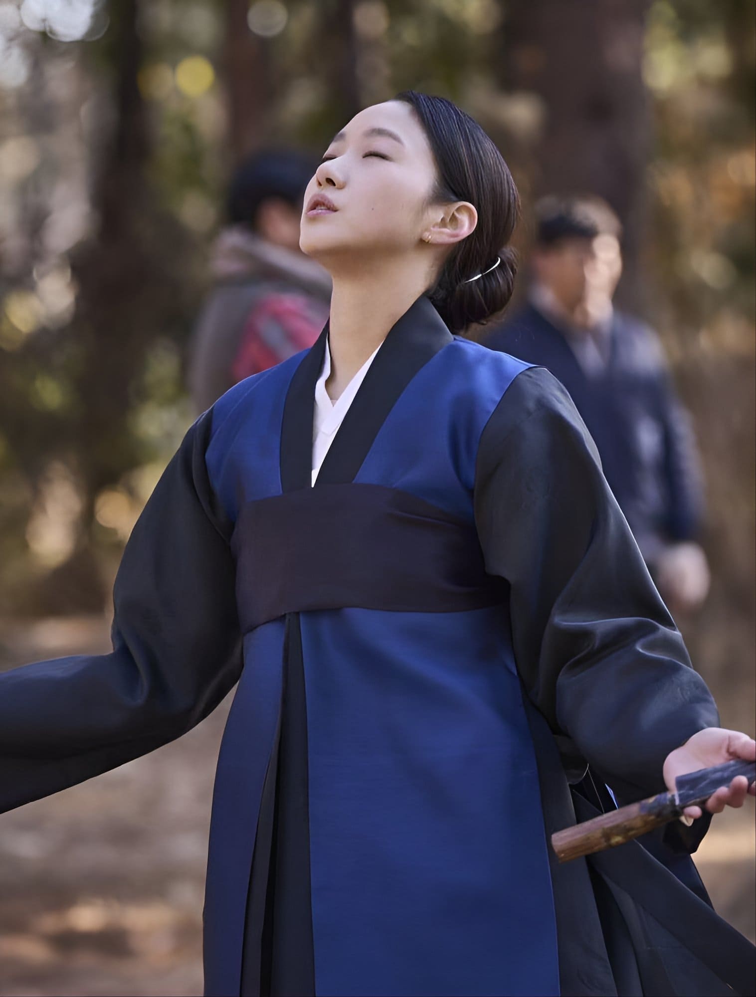 Kim Go Eun thử thách bản thân với vai pháp sư trong “Exhuma“. Ảnh: Nhà sản xuất