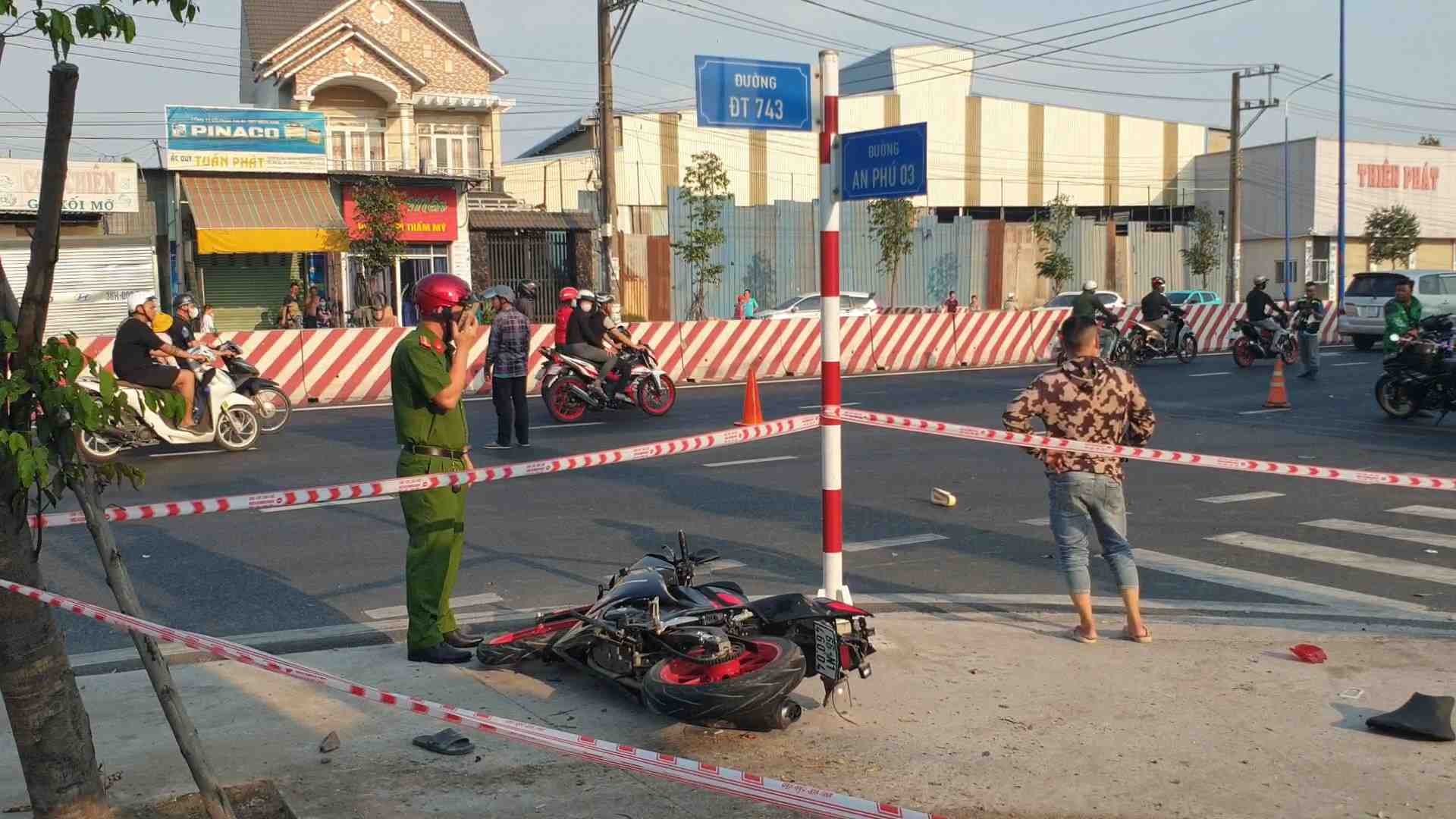 Khi xe ô tô đi đến đoạn giao nhau với đường An Phú 03 thuộc phường An Phú thành phố Thuận An thì tông vào 3 xe máy.