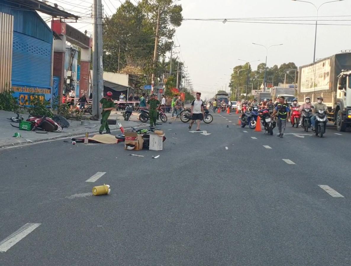 Tại hiện trường, 3 xe máy và nhiều vật dụng của các nạn nhân văng khắp mặt đường.