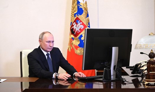 Tổng thống Nga Vladimir Putin bỏ phiếu trực tuyến ngày 15.3.2024 tại dinh thự Novo-Ogaryovo, ngoại ô Mátxcơva, Nga. Ảnh: Kremlin