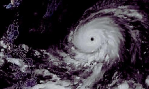 Siêu bão Mawar tấn công đảo Guam và ảnh hưởng Philippines trước khi tới Đài Loan (Trung Quốc) và miền nam Nhật Bản, tháng 5.2023. Ảnh: NOAA