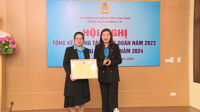 LĐLĐ tỉnh Vĩnh Phúc khen thưởng đoàn viên, người lao động có thành tích xuất sắc trong các phong trào thi đua. Ảnh: LĐLĐ tỉnh Vĩnh Phúc