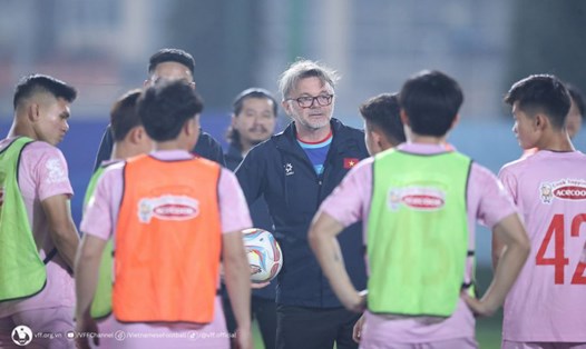 Sức ép chưa bao giờ rời bỏ Huấn luyện viên Philippe Troussier trong 1 năm dẫn dắt Tuyển Việt Nam và U23 Việt Nam. Ảnh: VFF